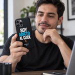 BB SIGN Shop · 04-es · ES · persona usando el case · mockup conceptual