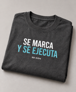 BBS-SINGLE|Dark Grey|folded|AI product mockup — Se Marca y Se Ejecuta oversized T-shirt