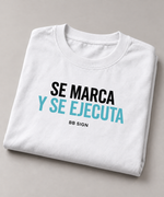 BBS-SINGLE|White|folded|AI product mockup — Se Marca y Se Ejecuta oversized T-shirt