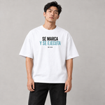 BBS-SINGLE|White|front|AI product mockup — Se Marca y Se Ejecuta oversized T-shirt