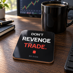 Posavasos de corcho negro con DON'T REVENGE TRADE., sobre el escritorio