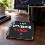 Posavasos de corcho gris carbón con DON'T REVENGE TRADE., sobre el escritorio