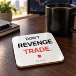 Posavasos de corcho blanco con DON'T REVENGE TRADE., sobre el escritorio