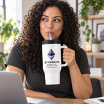 BB SIGN SHOP — Ethereum Coffee & ETH Thermal Tumbler — White, 40 oz — modelo usando el vaso