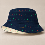 Bucket hat reversible Session Lines en estudio, cara azul marino y forro crema