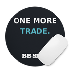 Mouse pad redondo BB SIGN — One more trade. — en el escritorio