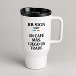 BB SIGN SHOP — One More Coffee Travel Mug — White, 25 oz, ES — vista en ángulo