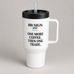 BB SIGN SHOP — One More Coffee Travel Mug — White, 40 oz, EN — vista en ángulo