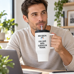 BB SIGN SHOP — One More Coffee Travel Mug — White, 40 oz, ES — modelo usando el vaso