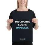 Póster mate BB SIGN — Disciplina sobre impulso — escala