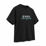 Se Marca y Se Ejecuta — Oversized Trading T-Shirt, Black, product angle on white background