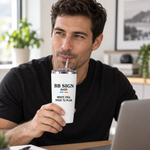 BB SIGN SHOP — Stay Cool Insulated Tumbler — White, 20 oz, ES — modelo usando el vaso