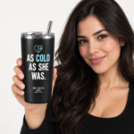 BB SIGN SHOP — Tan Fría / As Cold Thermal Tumbler — Black, 20 oz, EN — modelo sosteniendo el vaso
