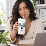 BB SIGN SHOP — Tan Fría / As Cold Thermal Tumbler — White, 20 oz, ES — modelo usando el vaso