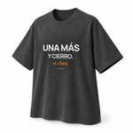 Una Más y Cierro — Oversized Trading T-Shirt, Dark Grey, product angle on white background
