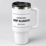 Travel mug blanco de 40 oz con asa y COFFEE FIRST. XRP ALWAYS.